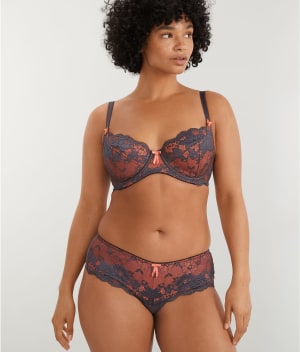 Amour Shorty: undefined